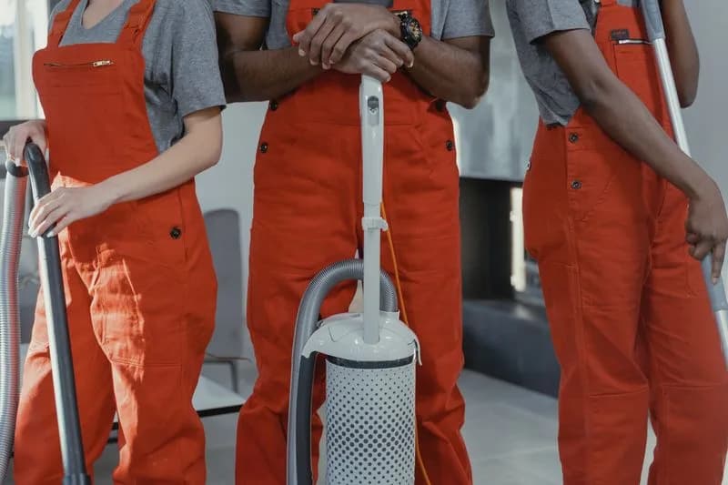 Ecobris cleaning team with equipment